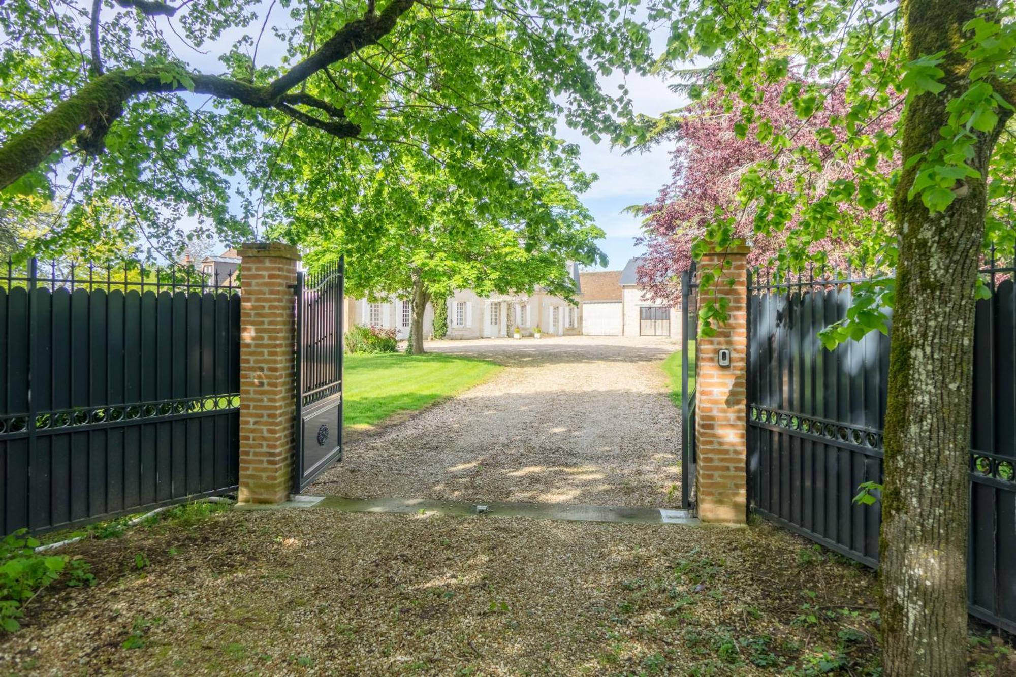 Maison Chaleureuse De 4 A 12 Personnes Neuville-aux-Bois Exteriér fotografie